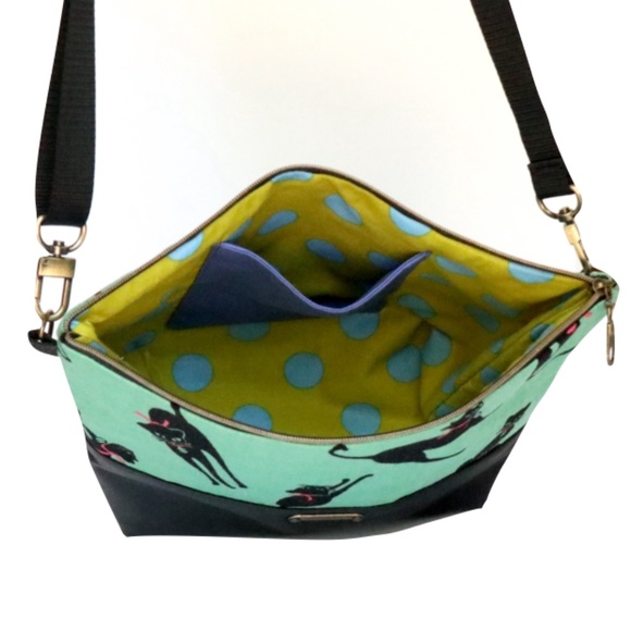 Small handcrafted lightweight zippered convertible handbag - Picture 3 of 5